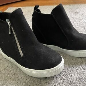 Steve Madden Girls Side Zip Hightop Suede Shoe